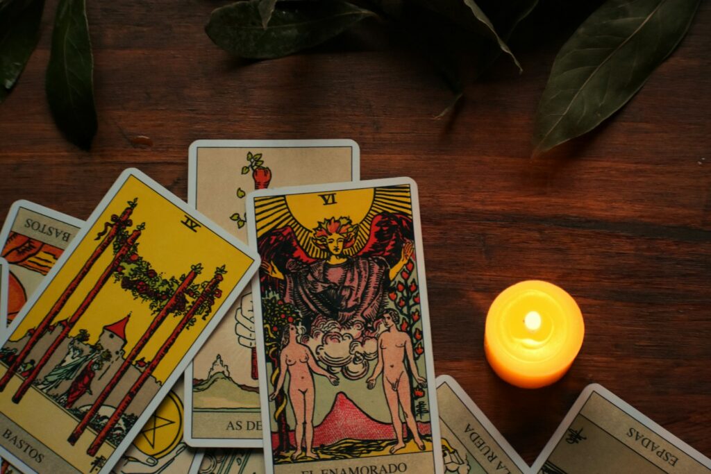 Tirage de tarot étalé avec bougie - signification des arcanes majeurs Direct Astro